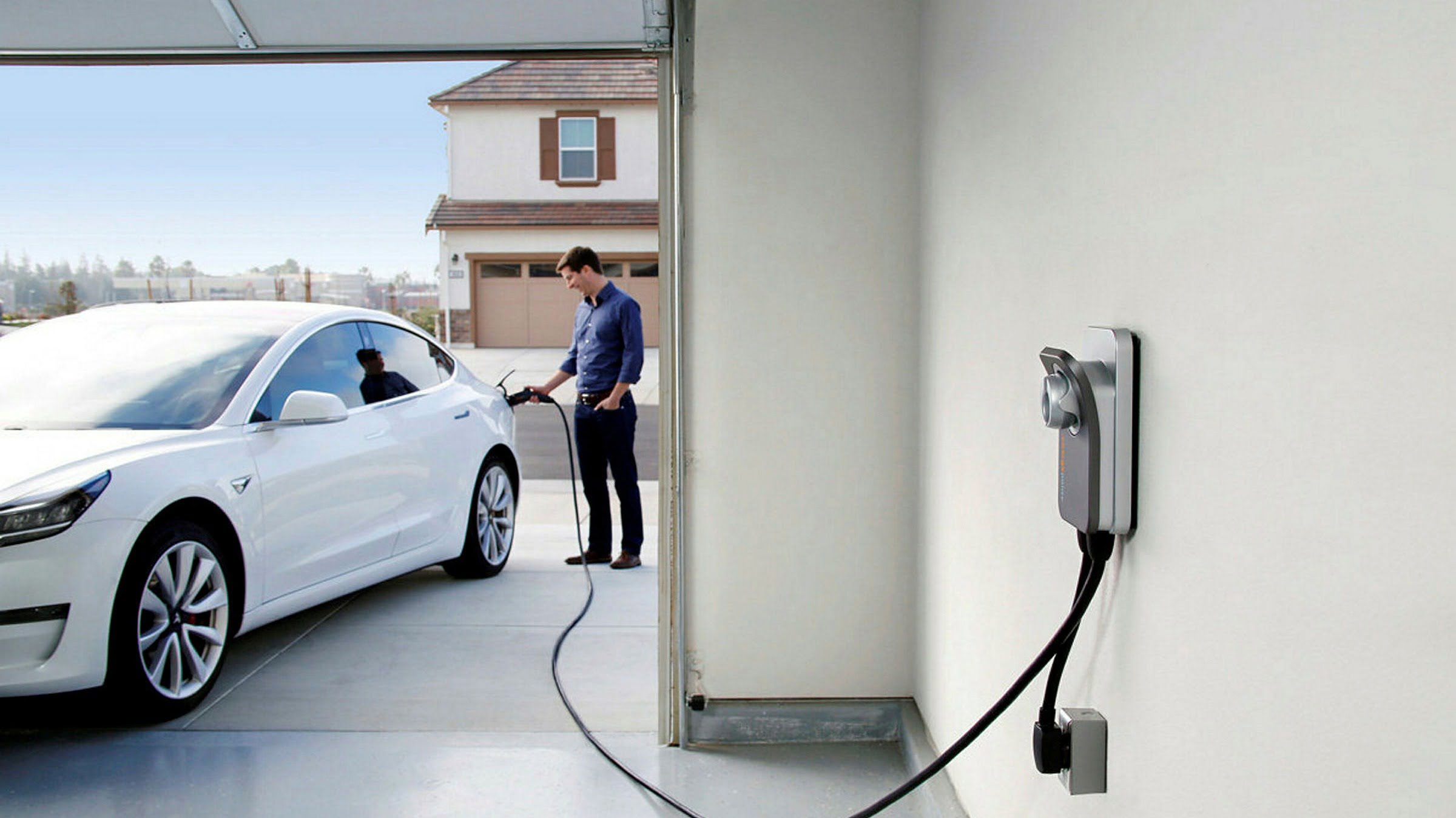 Домашняя зарядная станция. CHARGEPOINT Home Electric vehicle Charger. Электроавтомобиль Тесла зарядка. Электромобиль Tesla. Tesla model 3 зарядка от розетки.